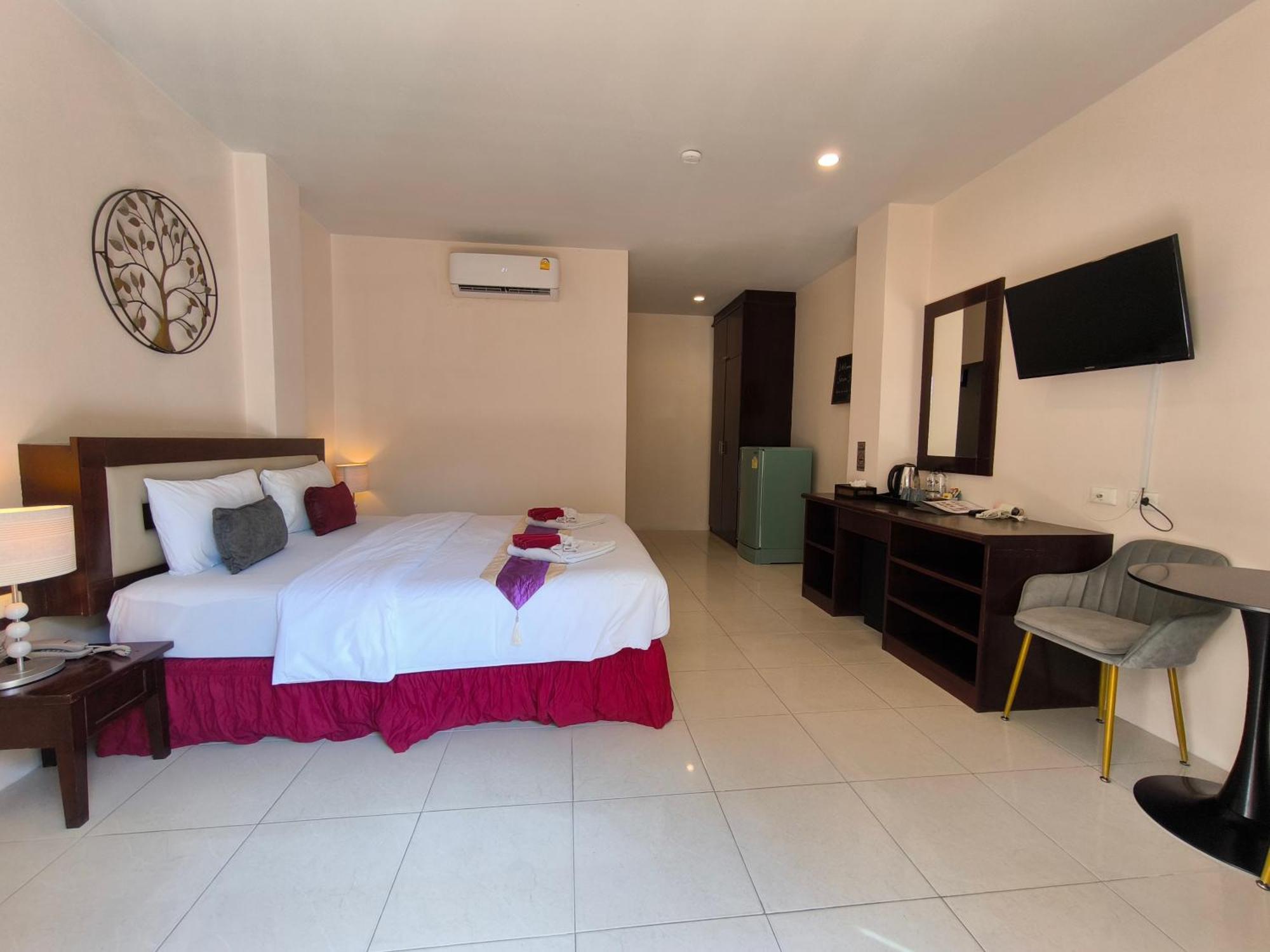 Seven Seas Hotel Patong Exterior foto